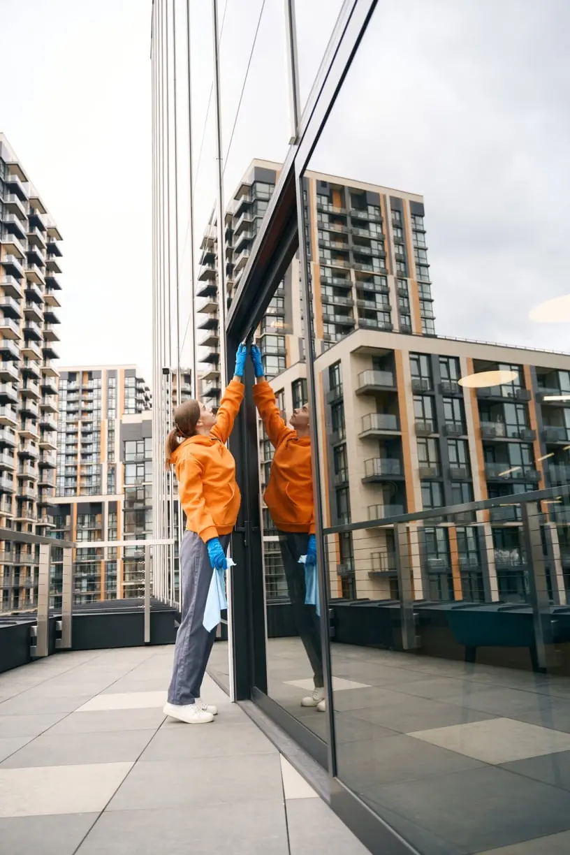 Gebäudereinigung im Detail: Die Bedeutung einer regelmäßigen Glas- und Fassadenreinigung